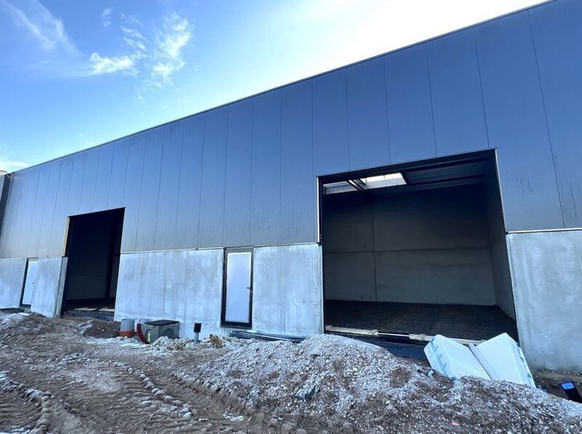 153m² magazijn met 1 parking in modern en kwalitatief bedrijvenpark in Haaltert, vlakbij Aalst&lt;br /&gt;
Ligging:  in de Atomveldstraat in Haaltert,  vlak