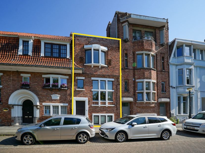 In het centrum van Oostende vinden we deze charmante woning, waar er een combinatie is van karaktervolle elementen met moderne voorzieningen.&lt;br /&gt;
Da