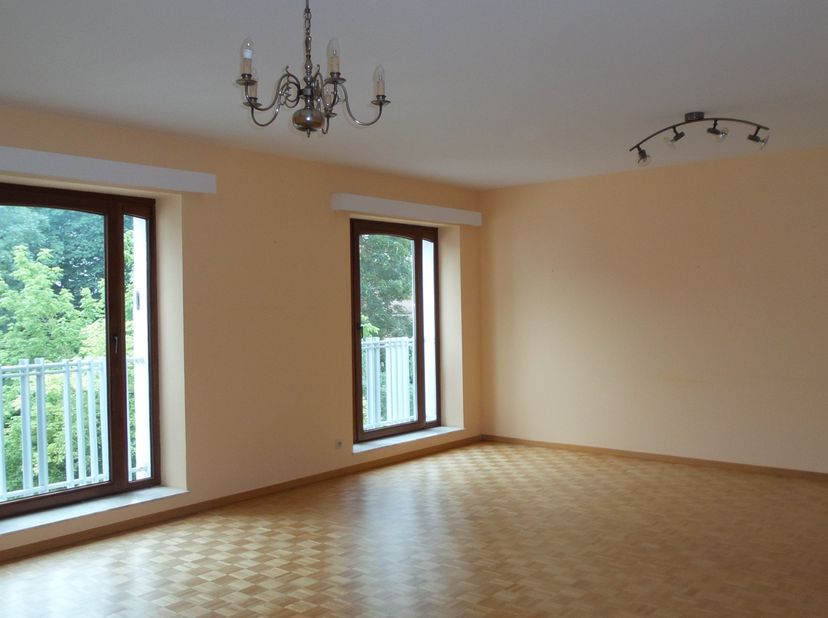 Dans immeuble cossu très tranquille au cœur de la ville , très bel appartement classique 108 m2 selon PEB , 3è étage avec ascenseur , dans cour intéri