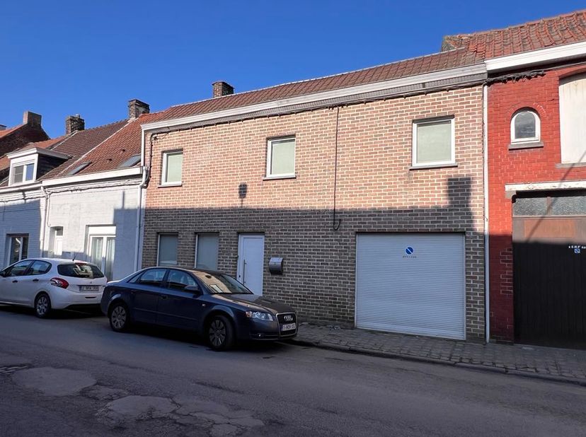 Vous cherchez une première maison qui allie et confort et praticité?&lt;br /&gt;
&lt;br /&gt;
Cette maison vous offre un hall d&#039;entrée accueillant, une grande piè