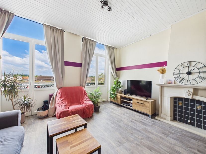 Découvrez cet appartement 2 chambres, gorgé de lumière avec terrasse, balcon, ascenseur et situé au 2e étage d&#039;un immeuble à deux pas de la gare !&lt;br
