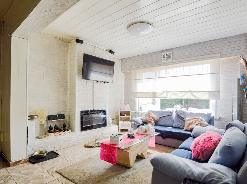 Deze halfopen woning geniet van een rustige, landelijke ligging nabij het centrum van Eernegem met alle nodige voorzieningen. De woning staat op een p