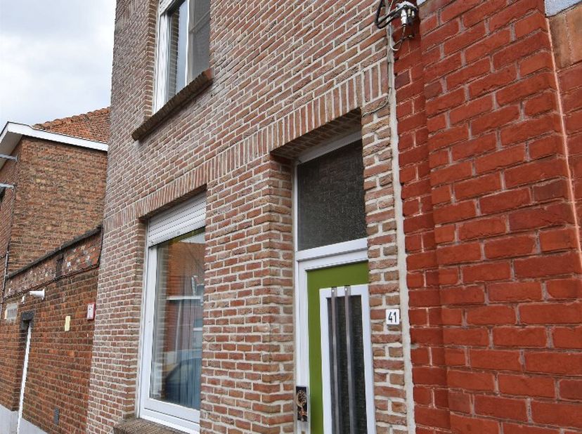 In de Graaf van Vlaanderenstraat te Menen bevindt zich deze karaktervolle woning met veel potentieel. Gelegen in een rustige buurt, maar toch op wande
