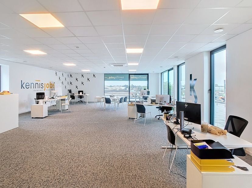 Nieuwbouw kantoor van ca. 254 m² met rondom ruim terras op het tweede verdiep.&lt;br /&gt;
Het kantoor is goed bereikbaar en gelegen langs een invalsweg van