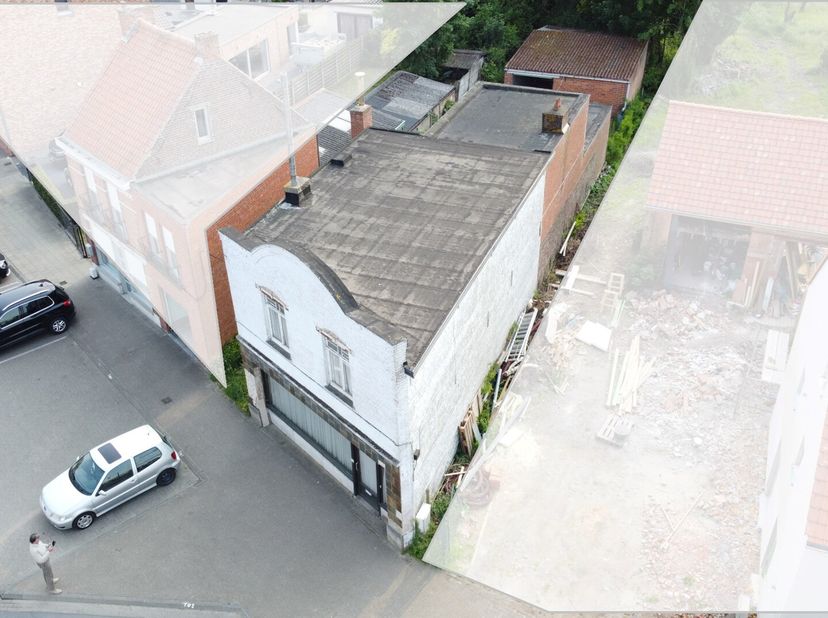 Dit is geen instapklare woning maar een renovatieproject met uitzonderlijk veel mogelijkheden die je er op het eerste zicht niet onmiddellijk zou van