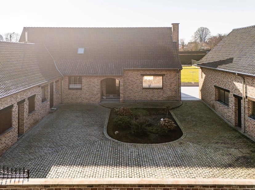 In de 1e vleugel op het gelijkvloers: inkom (met gastentoilet), ruime woonruimte en volledig ingerichte keuken. U vindt alsook een ruime slaapkamer me