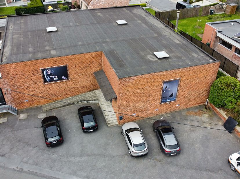 Entrepôt spacieux avec zone de réception, construit en 1967, en bon état, d&#039;une superficie de 490m². Situé au 1C Zolderstraat, Zwevegem, cet entrepôt