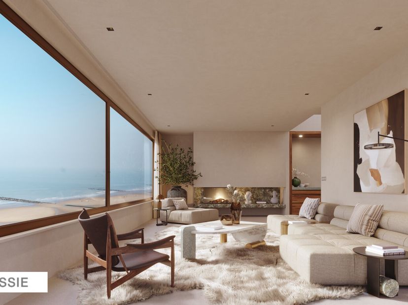 Dit unieke triplex appartement op de zeedijk biedt een uitzonderlijke woonervaring met adembenemende panoramische zichten op de zee en de stad. Met zi