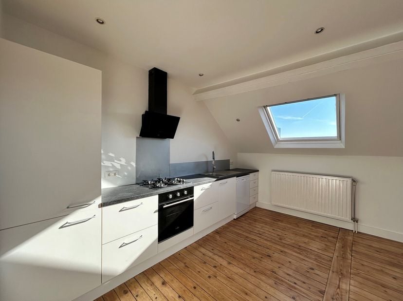 ELSENE - Op de Place du Châtelain, vlakbij restaurants, winkels en kunstgalerijen, ligt dit lichte APPARTEMENT (1bed/1bad/1bad) van ±76m². op de 4e ve