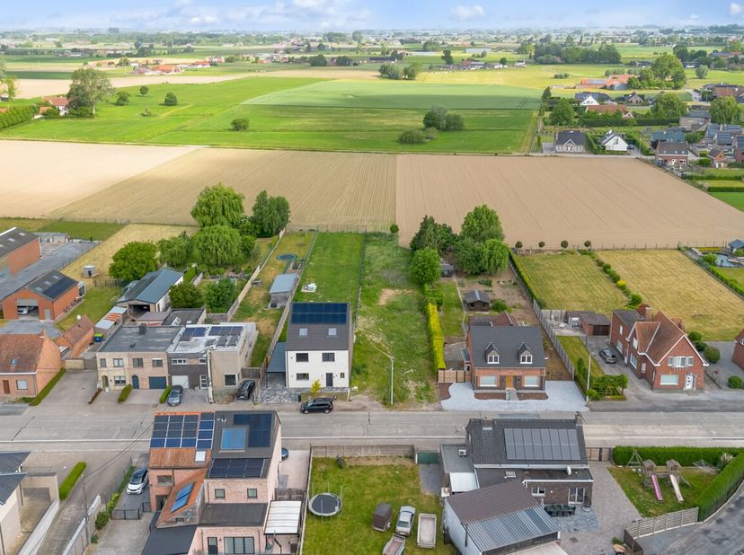 Deze grond is gelegen is het landelijke Dentergem en heeft een vol landelijk uitzicht.&lt;br /&gt;
De bouwzone is bestemd voor een halfopen ééngezinswoning.