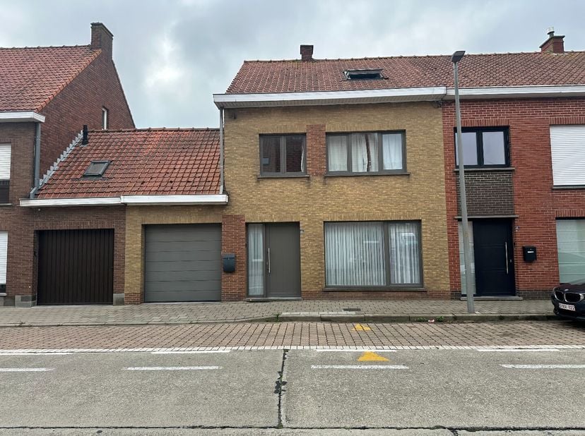 De indeling is als volgt:&lt;br /&gt;
Gelijkvloers: Inkomhal met gastentoilet - leefruimte met zit-en eetplaats - open, ingerichte keuken - garage.&lt;br /&gt;
Ve
