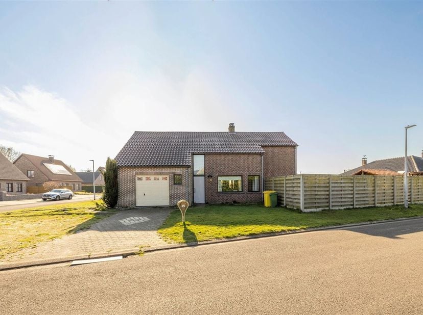 Verder te renoveren/ af te werken woning op 6a 63ca te Tielen&lt;br /&gt;
Ligging: Gunstig gelegen nabij centrum Tielen met alle faciliteiten (winkels, scho