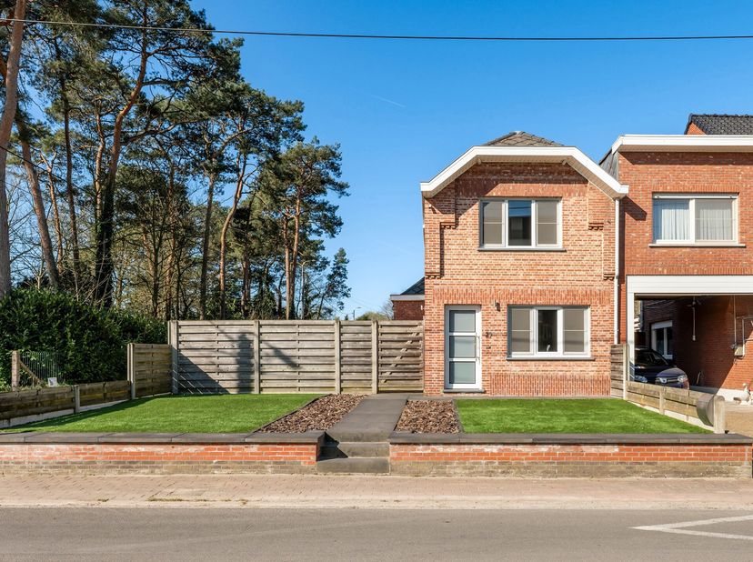 Instapklare woning met zonnige tuin en ruime garage  ideaal voor starters!&lt;br /&gt;
Rustig gelegen op een perceel van 639 m², vindt u deze charmante en i