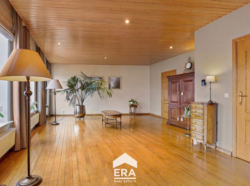 Dit luxueuze en ruime appartement in het hart van Peer biedt een prachtig uitzicht over de historische stadskern en combineert modern comfort met auth