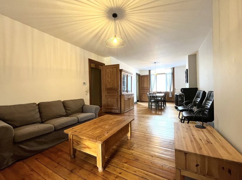 IXELLES, au coeur du Châtelain. APPARTEMENT TRIPLEX (3CH/2SDD) de ±142m² semi meublé, il se compose au 1er étage d&#039;une salle de douche avec toilettes