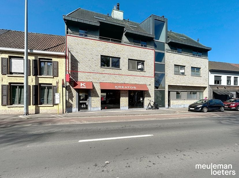Dit instapklare twee-slaapkamer appartement is gelegen in het commerciële centrum van Oostkamp, waar winkels, diensten en scholen op wandelafstand gel