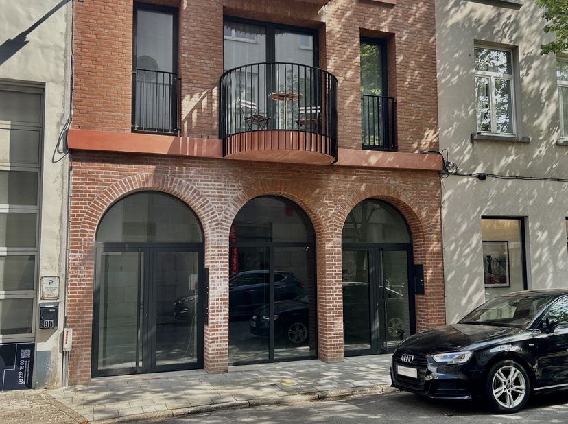 Espace commercial polyvalent / showroom dans le quartier animé du Sud à Anvers.Situé dans une rue latérale de la Kloosterstraat, à un emplacement de p