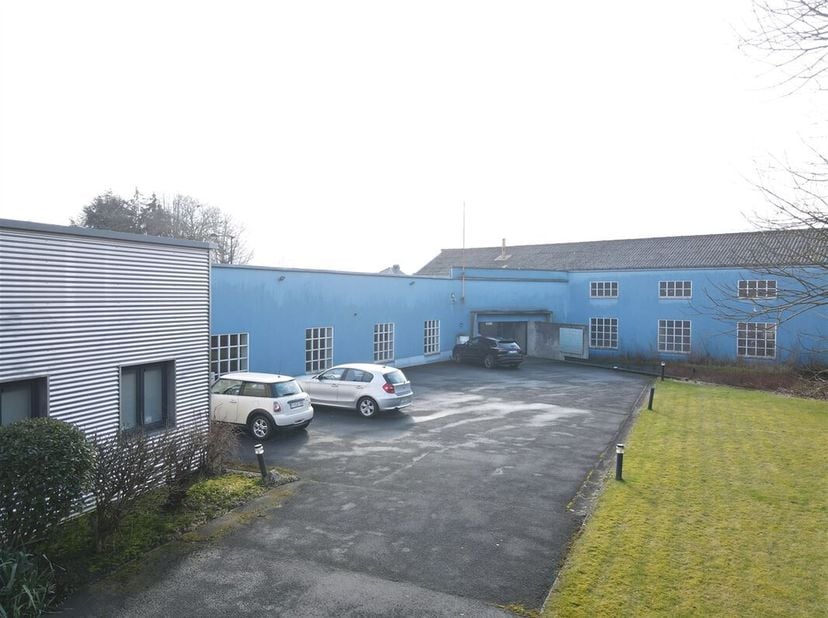 Bureaux magnifiquement rénovés et entièrement meublés d&#039;environ 350 m², conformes aux dernières normes. Le bâtiment est aménagé de manière professionn
