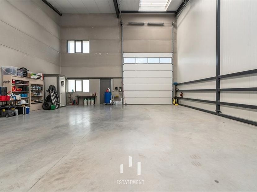 Dit moderne bedrijfsverzamelgebouw bevindt zich langs de N364 in Gijverinkhove, een deelgemeente van Alveringem. Het bestaat uit 20 verkochte KMO-unit