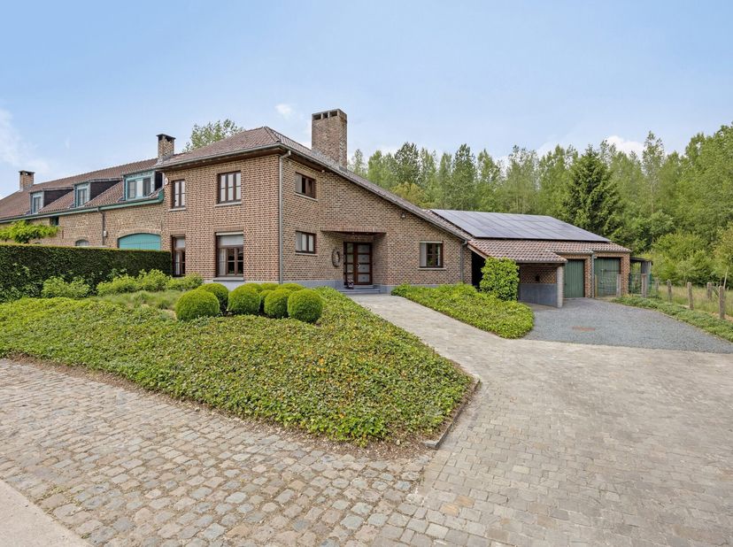 Deze woning, met zorg onderhouden, ligt in een groene, landelijke omgeving, omringd door landbouwvelden en grenzend aan natuurgebied. Deze unieke loca