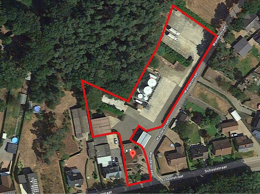Ben je op zoek naar een ideale werkruimte met extra opslagmogelijkheden? Dit kantoor in Oudsbergen biedt net geen 200 m² aan lichte, ruime kantoorruim