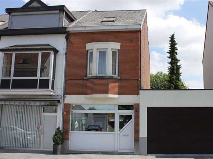 TE RENOVEREN WONING MET 2 SLAAPKAMERS, INRICHTBARE ZOLDER EN OOST-GEORIËNTEERDE BINNENKOER.&lt;br /&gt;
 Ligging in centrum nabij Dorpshart en station met v