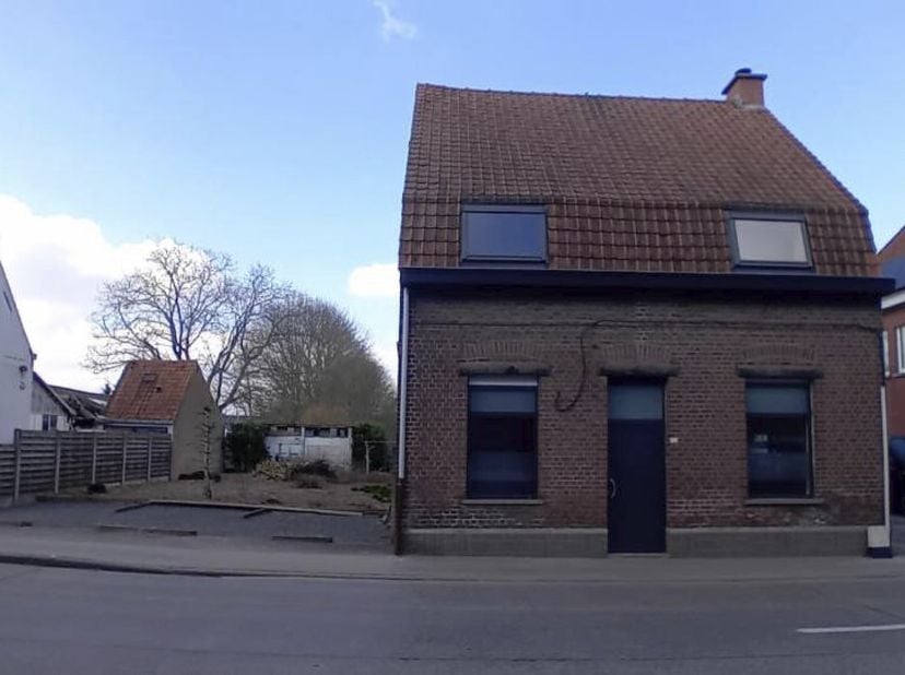 WOONHUIS MET WERKPLAATS/MAGAZIJN EN GROND -  &lt;br /&gt;
 &lt;br /&gt;
Langs één van de invalswegen naar Harelbeke en grenzend aan natuurdomein de Gavers, vindt