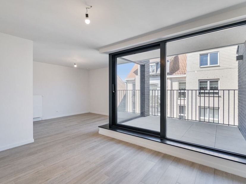 Dit instapklare 2 slaapkamer appartement is gelegen in een kleine residentie met 11 appartementen en 11 gelijkvloerse parkeerplaatsen. Het gebouw date