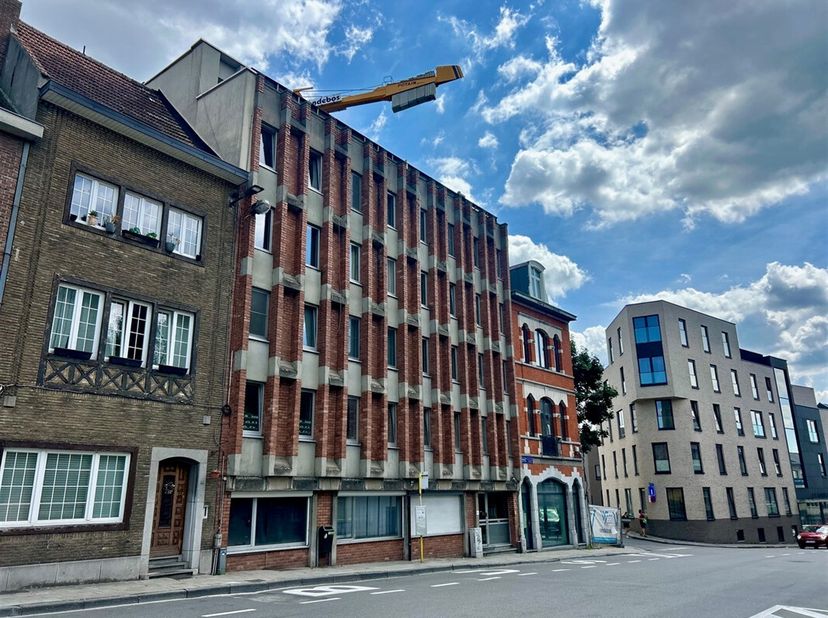De studio bevindt zich op de eerste verdieping, in het hartje van Leuven, vlak bij alle campussen, het station en de Grote Markt. Deze mooie studio he