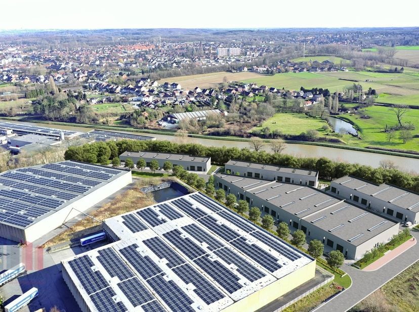 Nieuwbouw KMO-unit met een oppervlakte van 360 m² te koop. Uitstekend gelegen ten zuiden van Brussel/Halle en ten noorden van Saintes/Tubize. Uitsteke