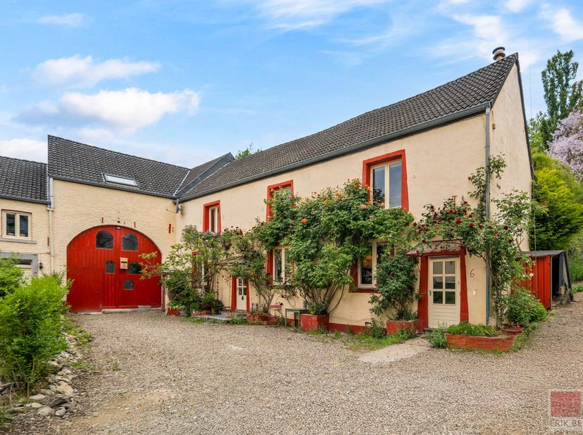 Deze karaktervolle woning uit 1668, met een bewoonbare oppervlakte van ca. 233 m² op een royaal perceel van 1.837 m², is een ideale keuze voor liefheb