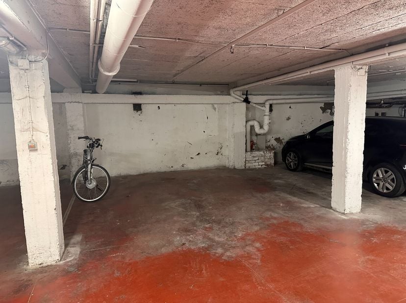 Emplacement de voiture dans la résidence Piccadilly, située dans la Warsschaustraat au centre d&#039;Ostende.