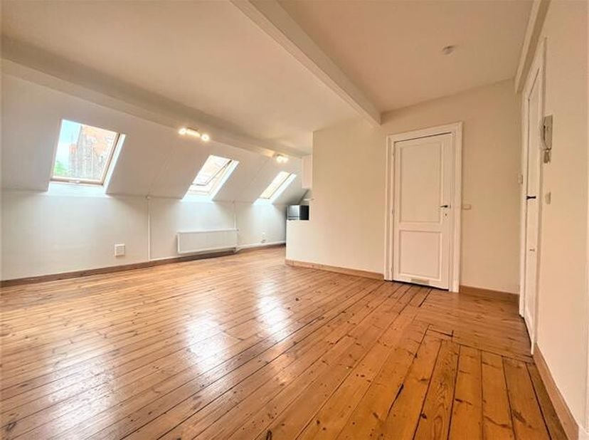 Haut de Saint-Gilles, dans une rue calme peu fréquentée, au 3ème et dernier étage d&#039;une maison sans ascenseur, nous proposons ce charmant appartement