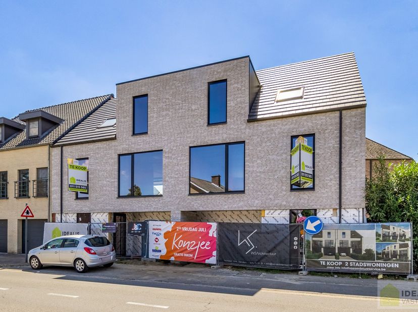 NIEUWBOUWWONING OP EEN TOP-LOCATIE MIDDEN IN HET CENTRUM VAN HAMONT – DE WONING OMVAT EEN HEERLIJKE OPEN LEEFRUIMTE MET LOFTALLURES EN AANSLUITEND TER
