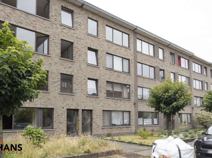 Dit appartement met conformiteitsattest bevindt zich op de derde verdieping zonder lift.&lt;br /&gt;
Indeling: inkomhal met vestiairekast; apart toilet; bad