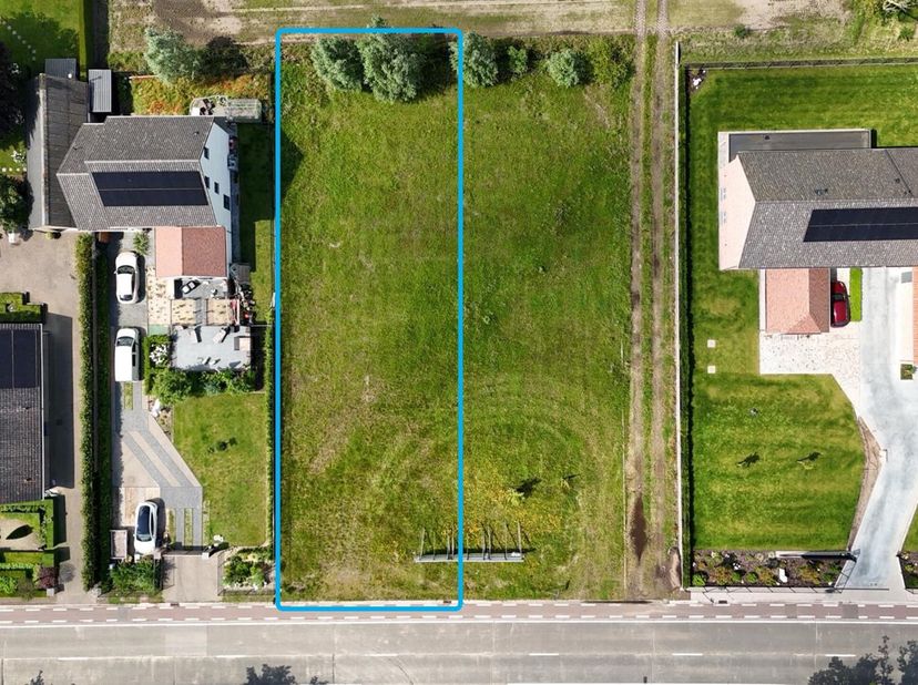 LIGGING:&lt;br /&gt;
Deze bouwgrond is gelegen langs de noordkant van de Oostveldstraat en bevindt zich in een rustige omgeving nabij het centrum van Eeklo.