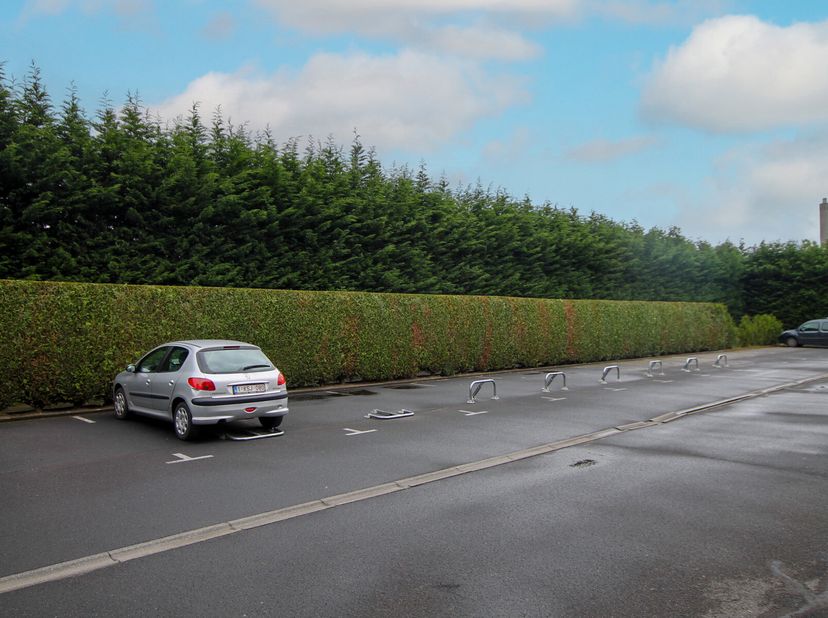 Privé-buitenstaanplaats met parkeerbeugel. Ideaal om te verhuren!