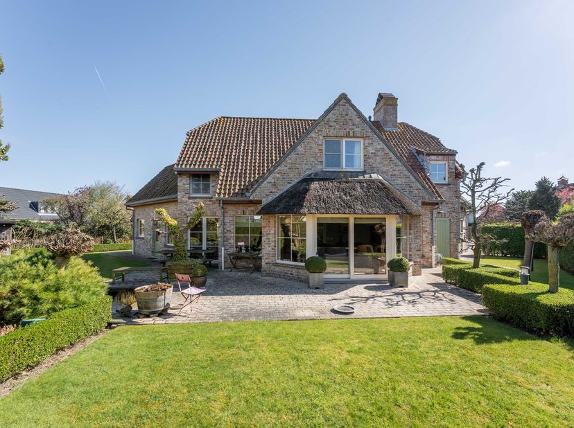 Op een perceel van 673m² vinden we deze recente villa te Knokke-Heist. De villa werd gebouwd in 2002 met een hoogwaardige afwerkingsgraad. Naast de 4