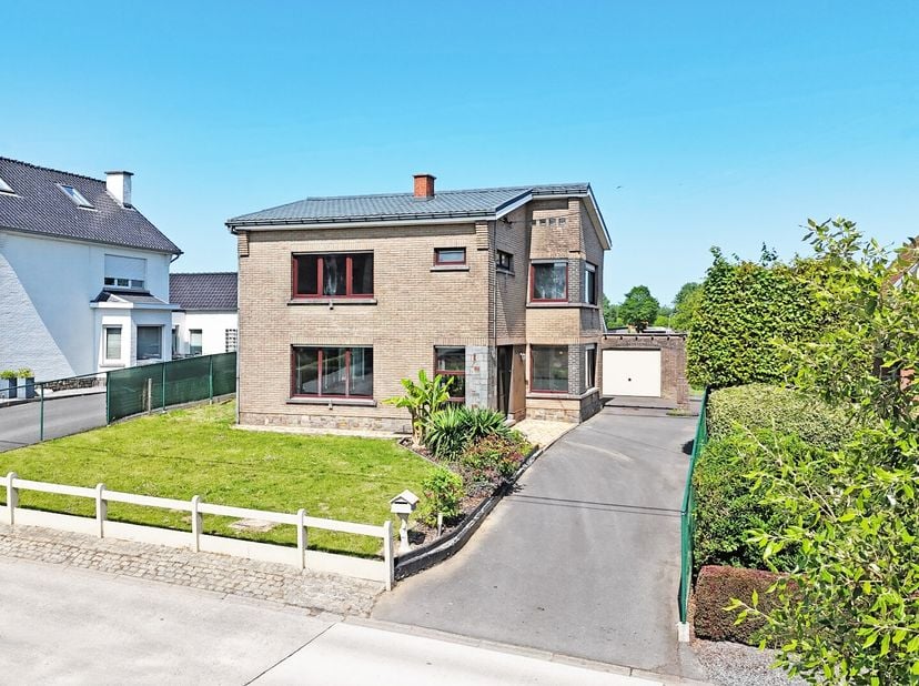 Deze sixties woning bevindt zich langs de Velzekestraat te Velzeke-Ruddershove, een kleine 2 kilometer buiten het centrum van Zottegem. De woning is z