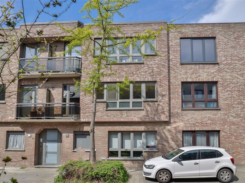 Op een uiterst centrale locatie in Kontich, vinden we dit instapklare appartement met 2 slaapkamers én een inbegrepen garagebox!&lt;br /&gt;
In de directe n