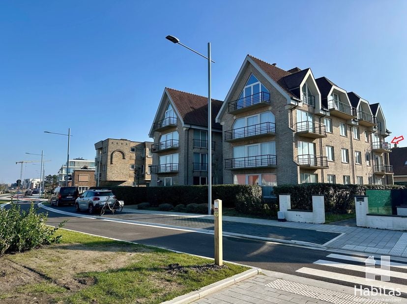 In de onmiddellijke omgeving van het duinbos te Wenduine, op korte wandelafstand van het strand, bevindt zich dit ruim en zongericht appartement. Gele