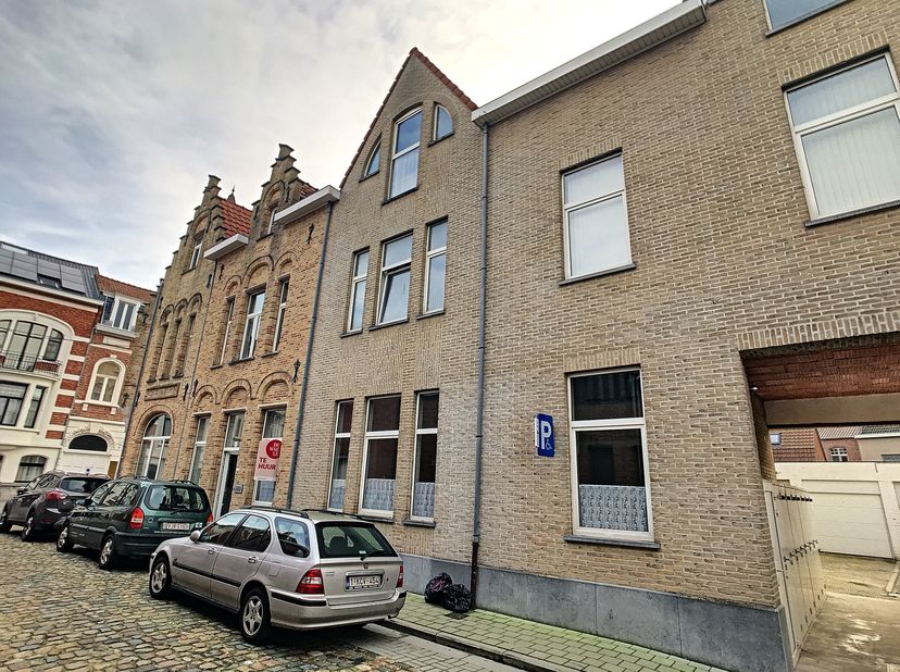 Ben je geïnteresseerd in dit pand te huur in Ieper? Surf dan naar de website www.dewaele.com, klik op de rode knop &#039;Bezoek aanvragen&#039; en vul het huurd