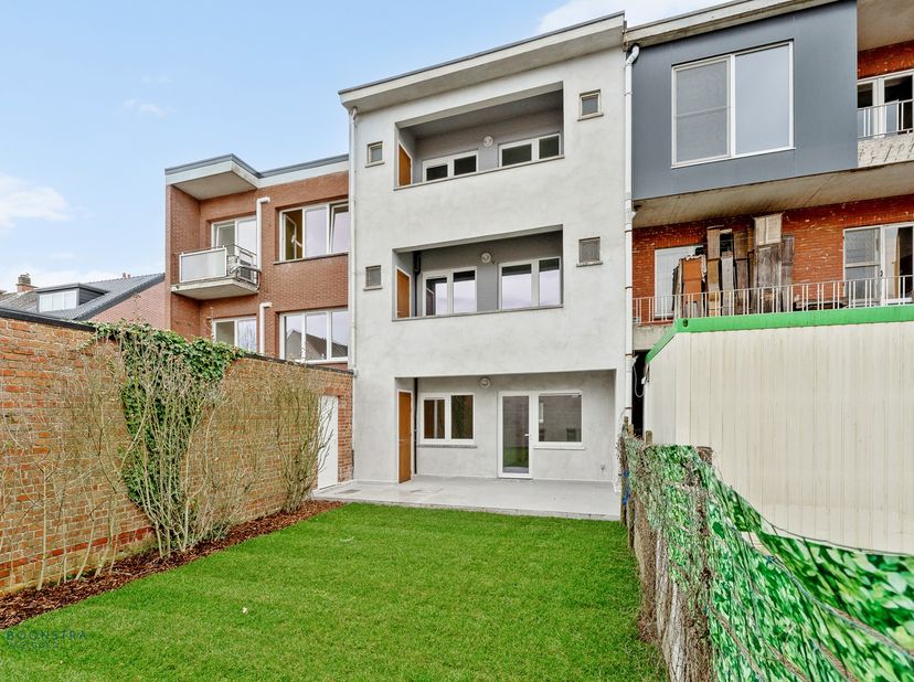 Op een uitstekende locatie te Willebroek bevindt zich dit gelijkvloers appartement met 2 slaapkamers, tuin en garage. U bevindt zich hier op een centr