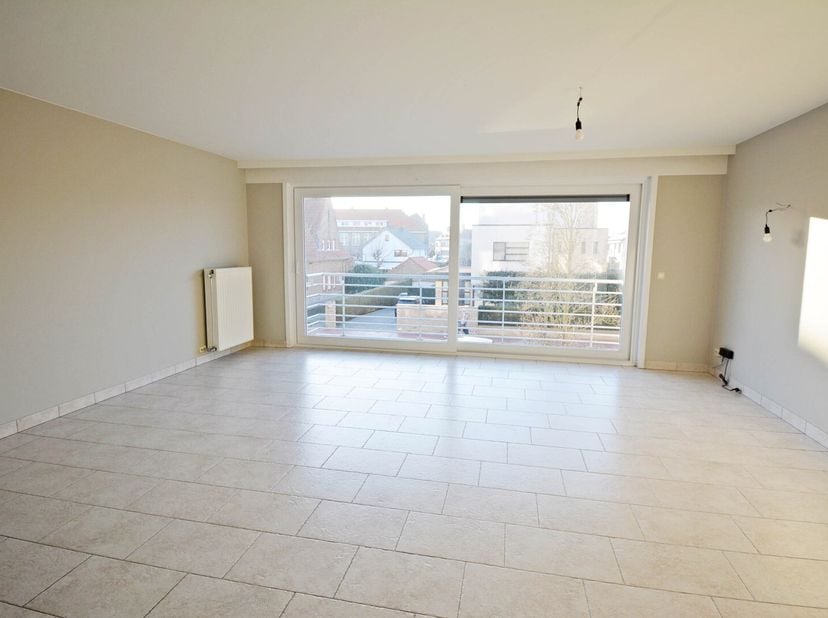 Ruim appartement in aangename omgeving dicht bij het centrum.&lt;br /&gt;
Het appartement omvat: woonkamer met zonnig terras, open keuken ingericht met toes