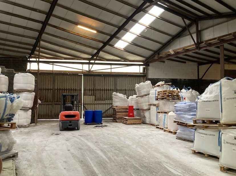 Europark-Noord 46G, 9100 Sint-Niklaas Indeling: Magazijn: 2100m² Buitenplein: 900m² Extra info:Zelfdragende staalconstructie Dakisolatie (sandwichpane