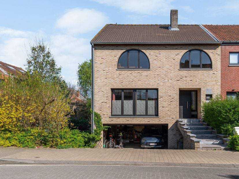 Droomt u van een instapklare gezinswoning op een uitstekende locatie? Deze bijzonder ruime en lichtrijke woning is gelegen in een rustige, kindvriende