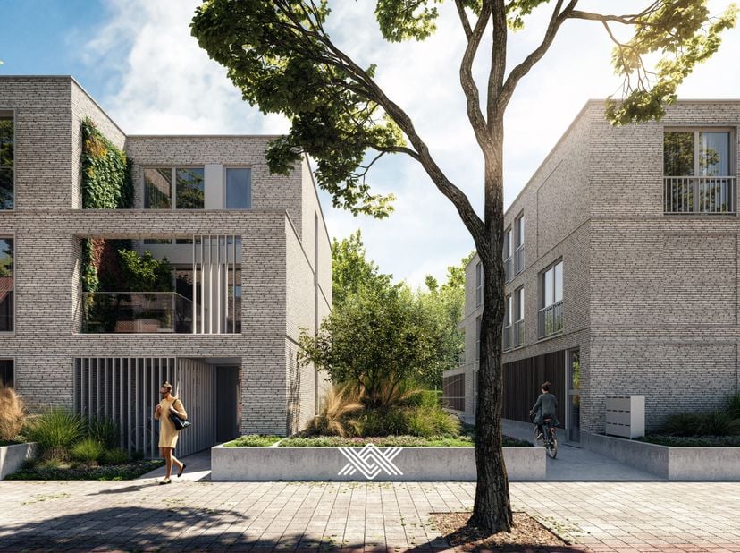 Deze schakelwoning van 192m² heeft op het gelijkvloers een inkomhal met gastentoilet en berging uitkomende in de eet- en leefruimte met open keuken en
