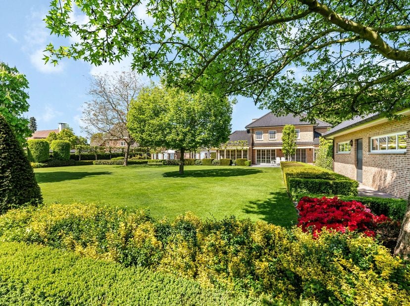Luxueuze villa op een perceel van 1.708 m² op een centrale ligging te Hamont-Achel. De villa beschikt op het gelijkvloers over royale inkomhal met gas