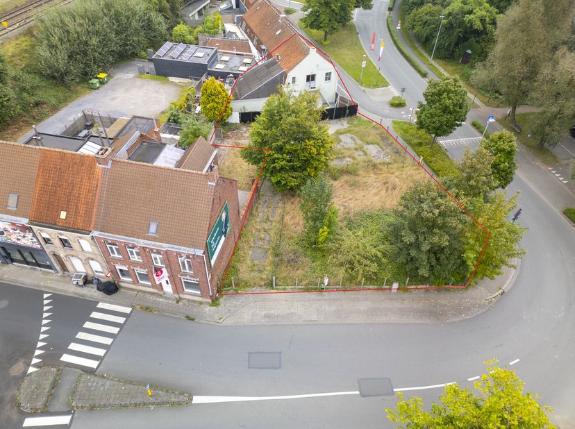 Vlot bereikbare bouwgrond gelegen in het bloeiende Marke. Vlotte ontsluiting mogelijk. Nabij fietspad (doenaertpad - gulden spoorpad) Op wandel -en fi