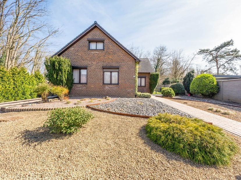 Deze verrassend ruime gezinswoning is gelegen in een rustige woonwijk in Genk, meer bepaald in Nieuw Kempen.&lt;br /&gt;
De woning biedt met haar 6 slaapkam